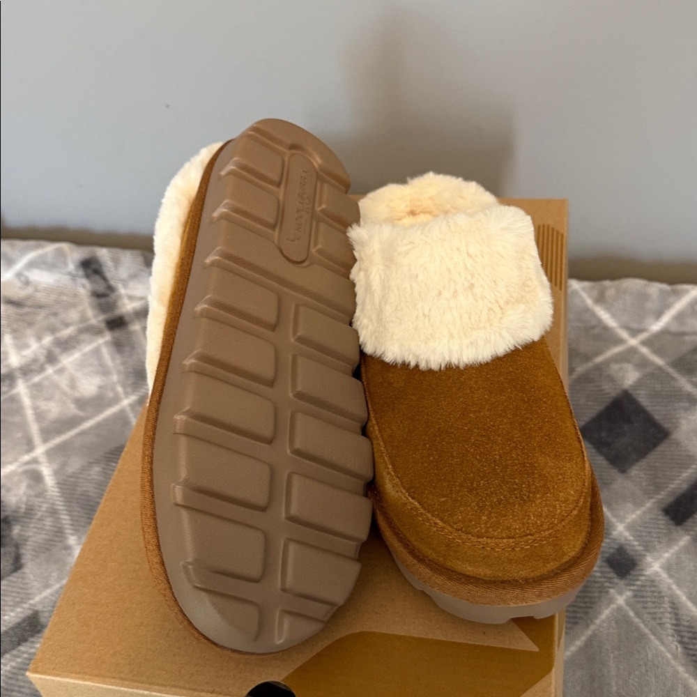 Koolaburra Tan Suede Slippers with Cream Lining - Picture 4 of 6